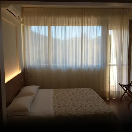Nyers Hotell *
